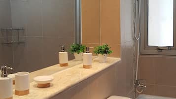 Standard Room | Bilik Mandi | Pancuran mandi, kelengkapan dandanan diri percuma, tuala disediakan