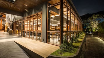 Petit déjeuner, déjeuner et dßner servis sur place, plats Cuisine thaï