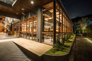 Breakfast, lunch, dinner served; Thai cuisine 