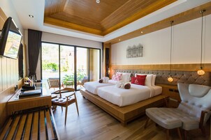 Una habitación de hotel moderna con una cama grande, un escritorio y una silla cómoda.