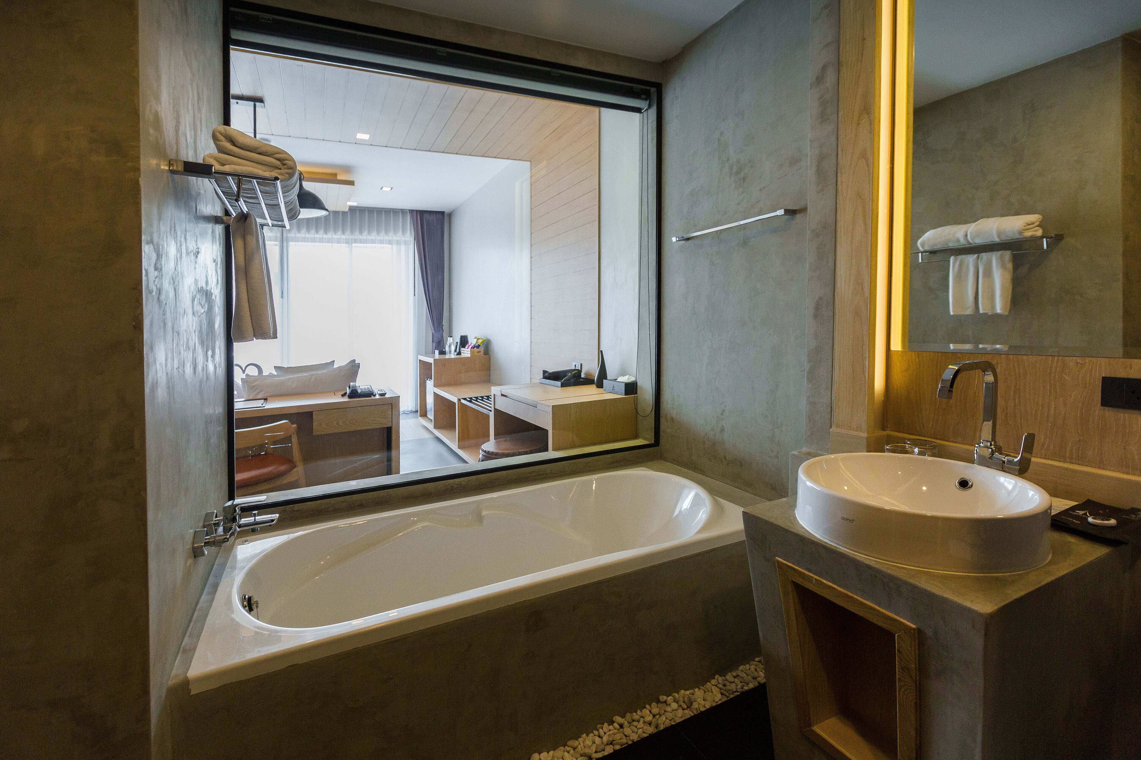 Een moderne badkamer met een groot bad, een wastafel en een spiegel.