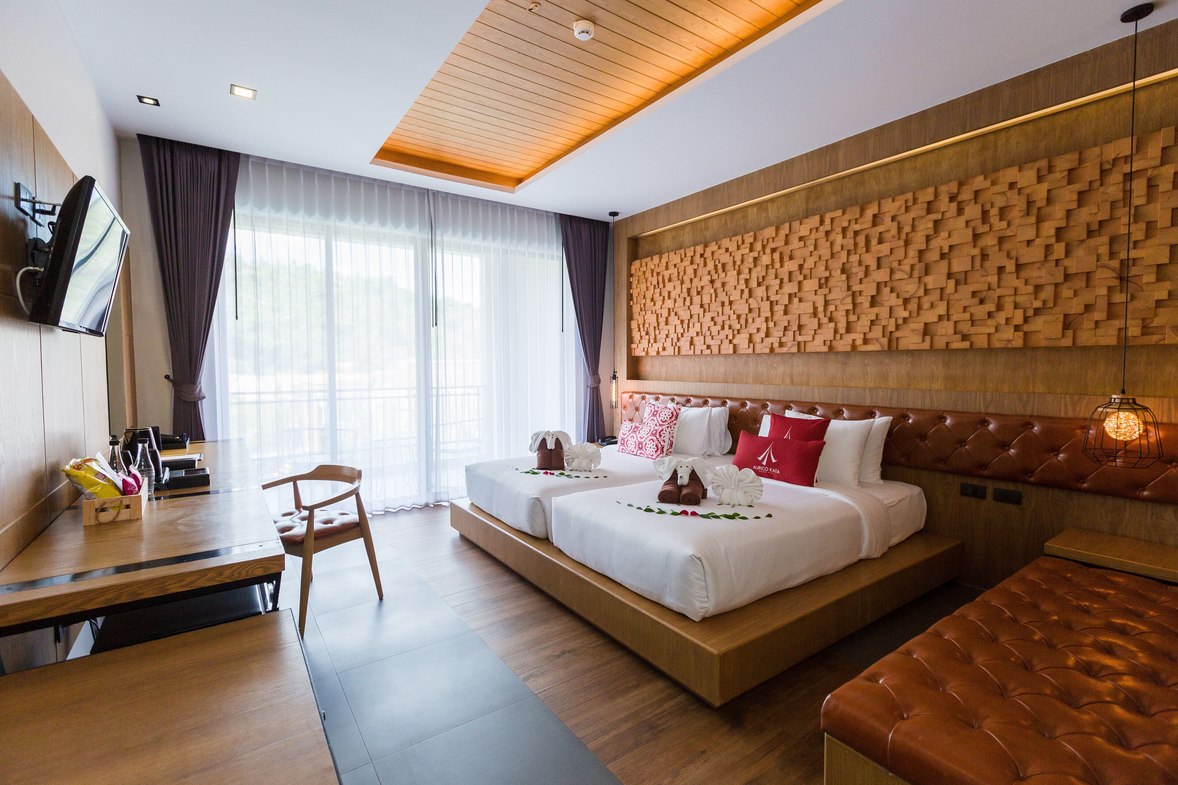 aurico superior over the pool  | minibar, in-room safe, desk, blackout curtains