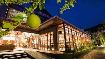 供应早餐、午餐和晚餐,泰国菜