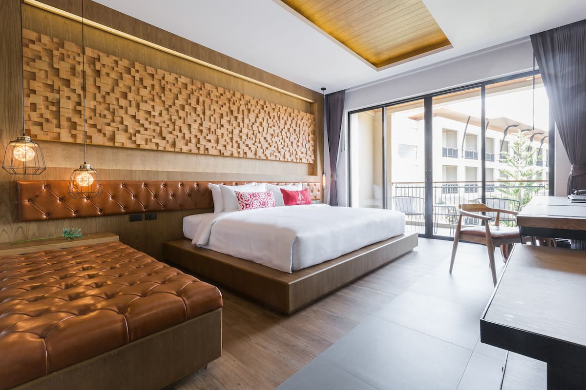 aurico deluxe over the pool  | minibar, in-room safe, desk, blackout curtains