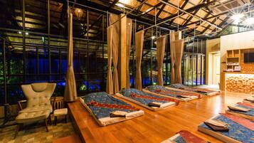 カップル用トリートメントルーム、アロマテラピー、タイ式マッサージ、ボディスクラブ、マニキュアとペディキュア