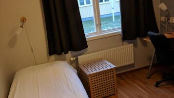 Business Single Room | Desk, laptop workspace, blackout curtains, soundproofing