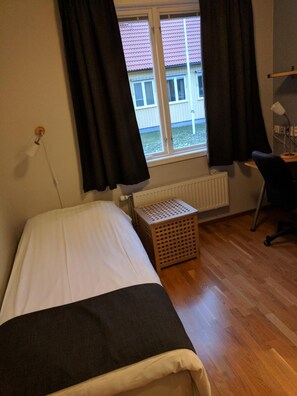 Business Single Room | Desk, laptop workspace, blackout curtains, soundproofing - Hotell Hässlö (Vasteras)