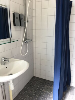 Business Single Room | Bathroom | Shower, towels - Hotell Hässlö (Vasteras)