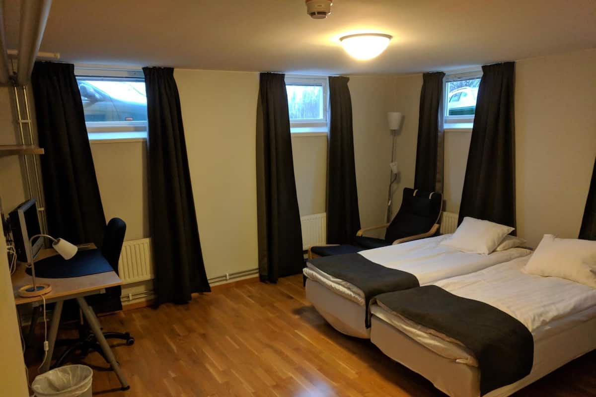 Chambre Affaires avec lits jumeaux | Bureau, espace de travail pour ordinateur portable, rideaux occultants
