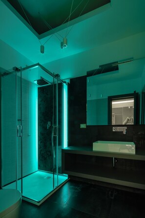 Shower, rainfall showerhead, free toiletries, hair dryer - Via Veneto Luxury Suites (Rome)