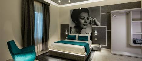 Quarto casal superior, 1 cama Queen e sofá-cama | Cofres nos quartos, escrivaninha, cortinas blackout