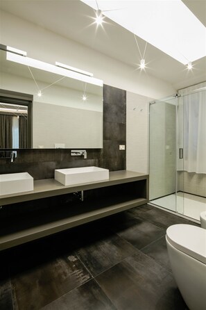Dusche, Regendusche, kostenlose Toilettenartikel, Haartrockner