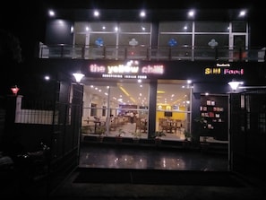 Melayani sarapan dan makan siang dengan sajian masakan internasional