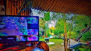 Een schermconfiguratie met meerdere schermen, met uitzicht op een tuin en terras.