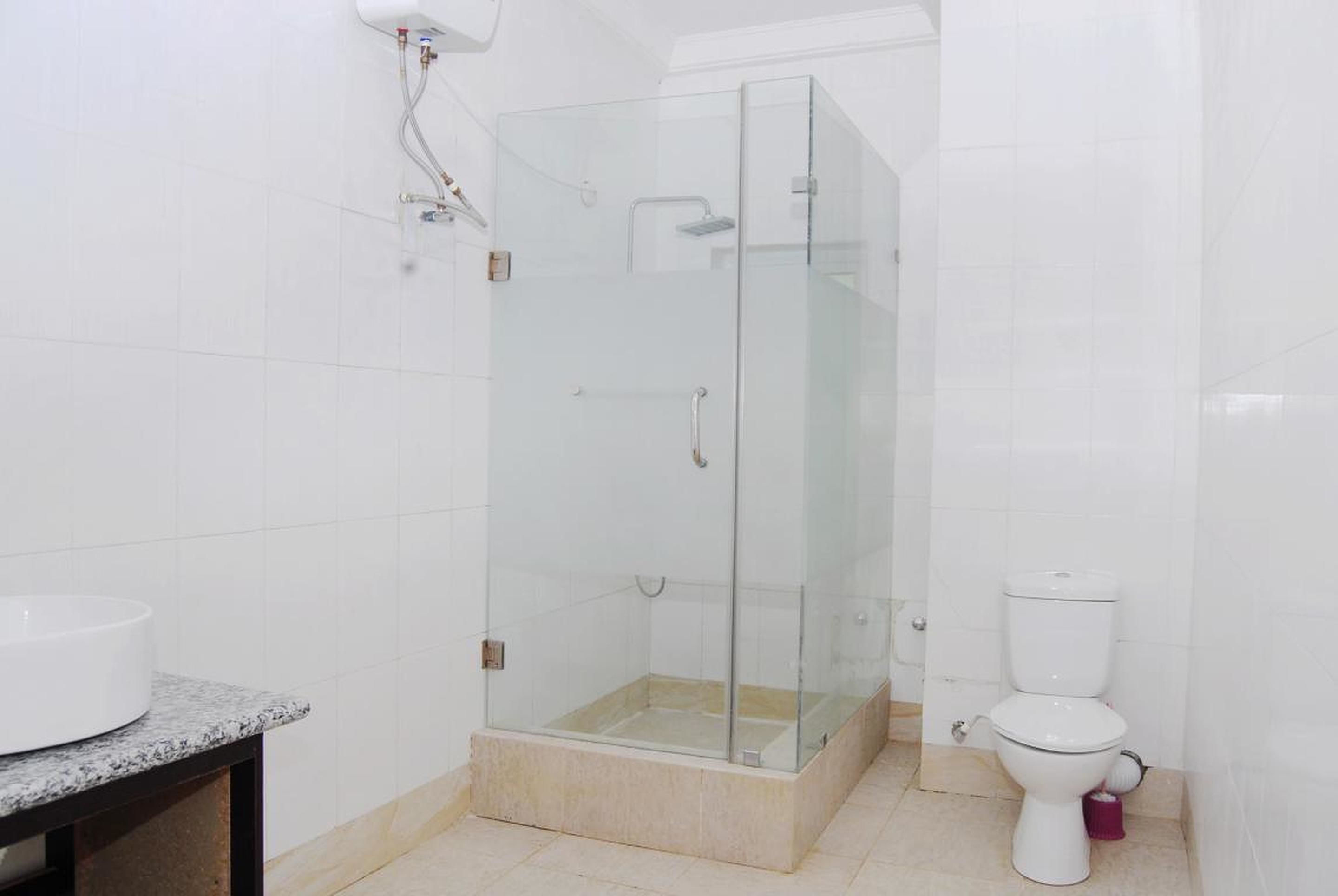Shower, rainfall showerhead, free toiletries, towels