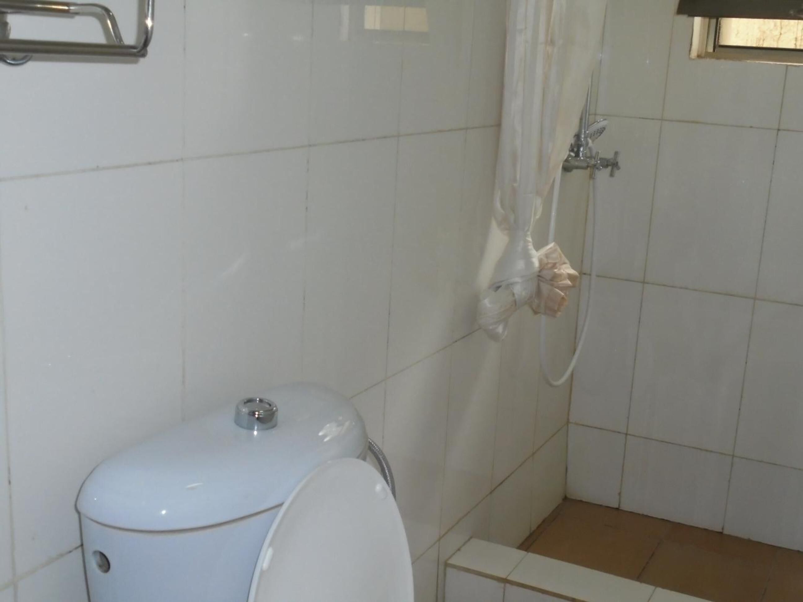 Een douche, badjassen, pantoffels, een bidet