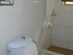 Shower, bathrobes, slippers, bidet - Kigali Diplomat Hotel (Kigali)