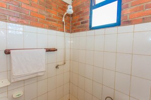 Shower, rainfall showerhead, free toiletries, slippers - Heart Land Hotel (Kigali)