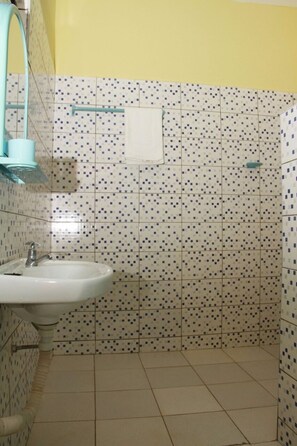 Duschwanne, Regendusche, kostenlose Toilettenartikel, Hausschuhe