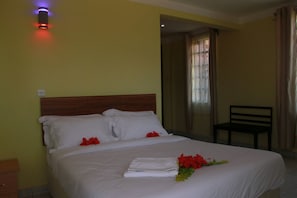 Frigobar, escrivaninha, roupa de cama