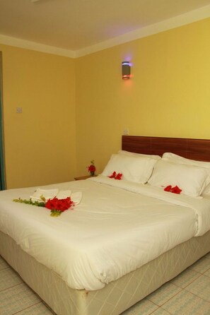 Een minibar, een bureau, beddengoed