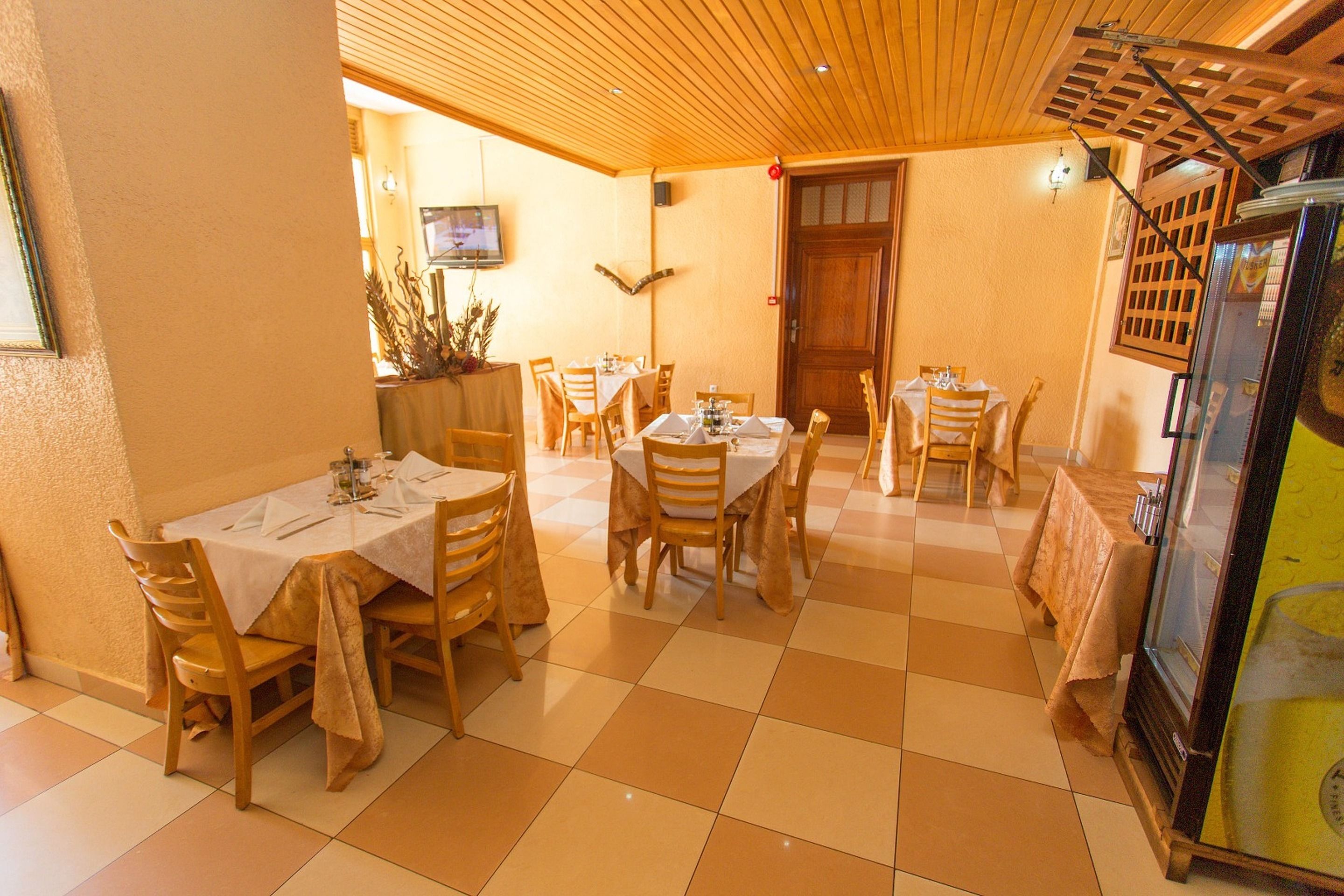 Desayuno con opciones de la cocina local incluido todos los días 