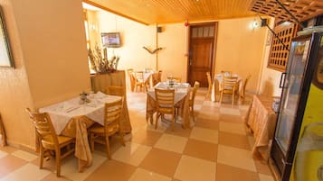 Desayuno con opciones de la cocina local incluido todos los días