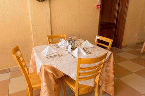 Repas dans la chambre
