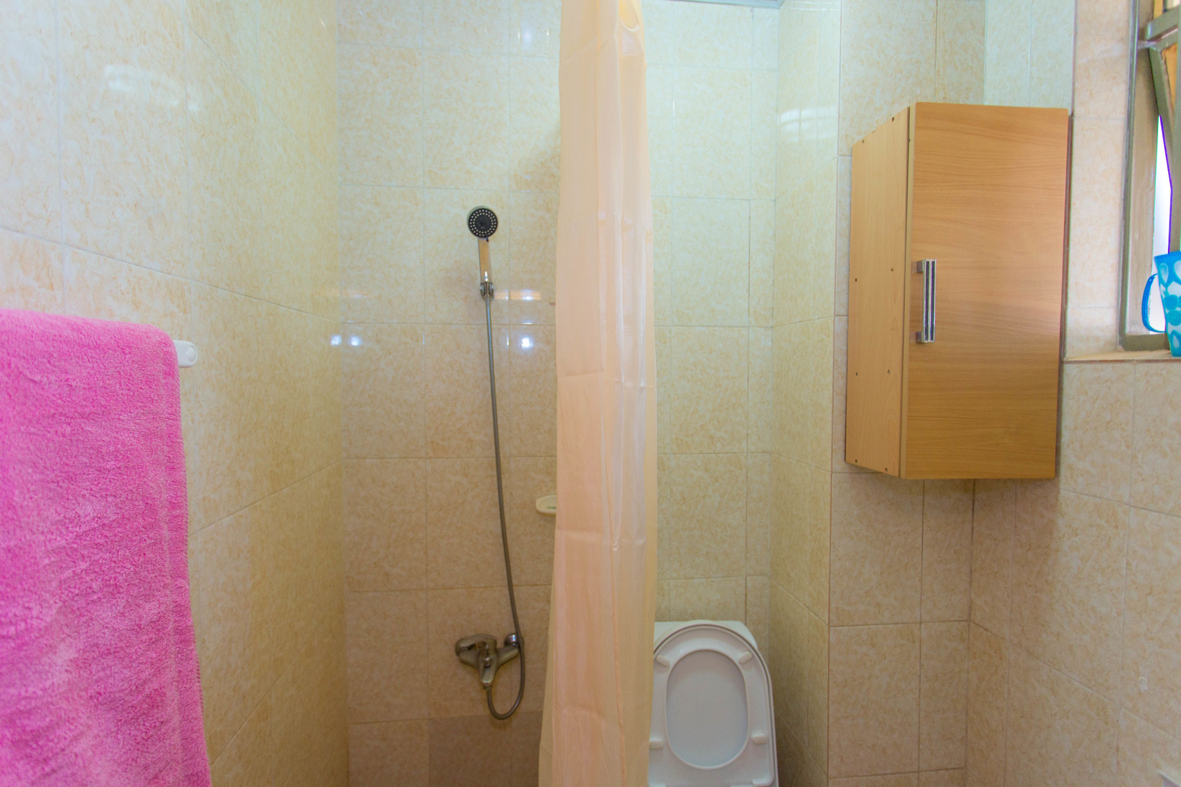 standard double room | bathroom | shower, rainfall showerhead, towels