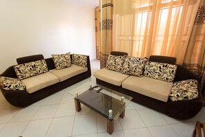 Apartment, 3 Bedrooms | Ruang tamu | TV 