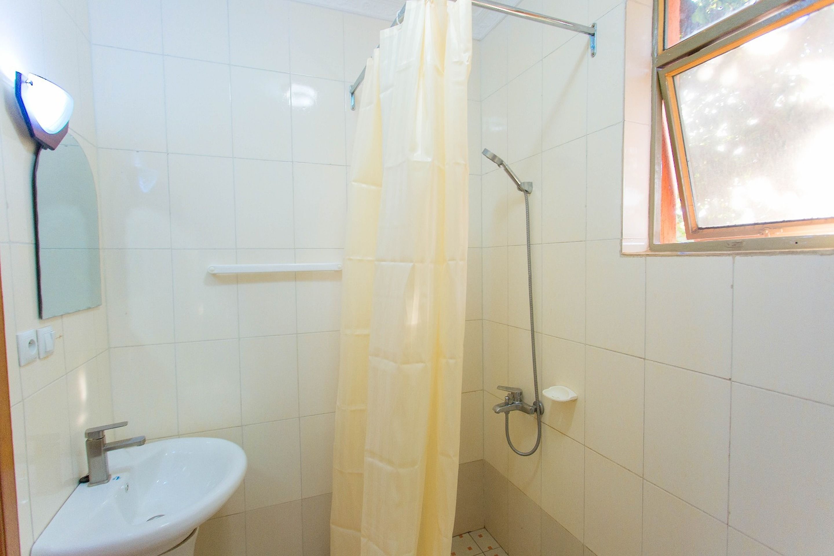 apartment, 3 bedrooms | bathroom | shower, rainfall showerhead, towels