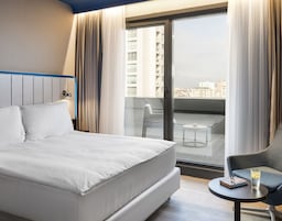 Minibar, odada kasa, masa, ses yalıtımı