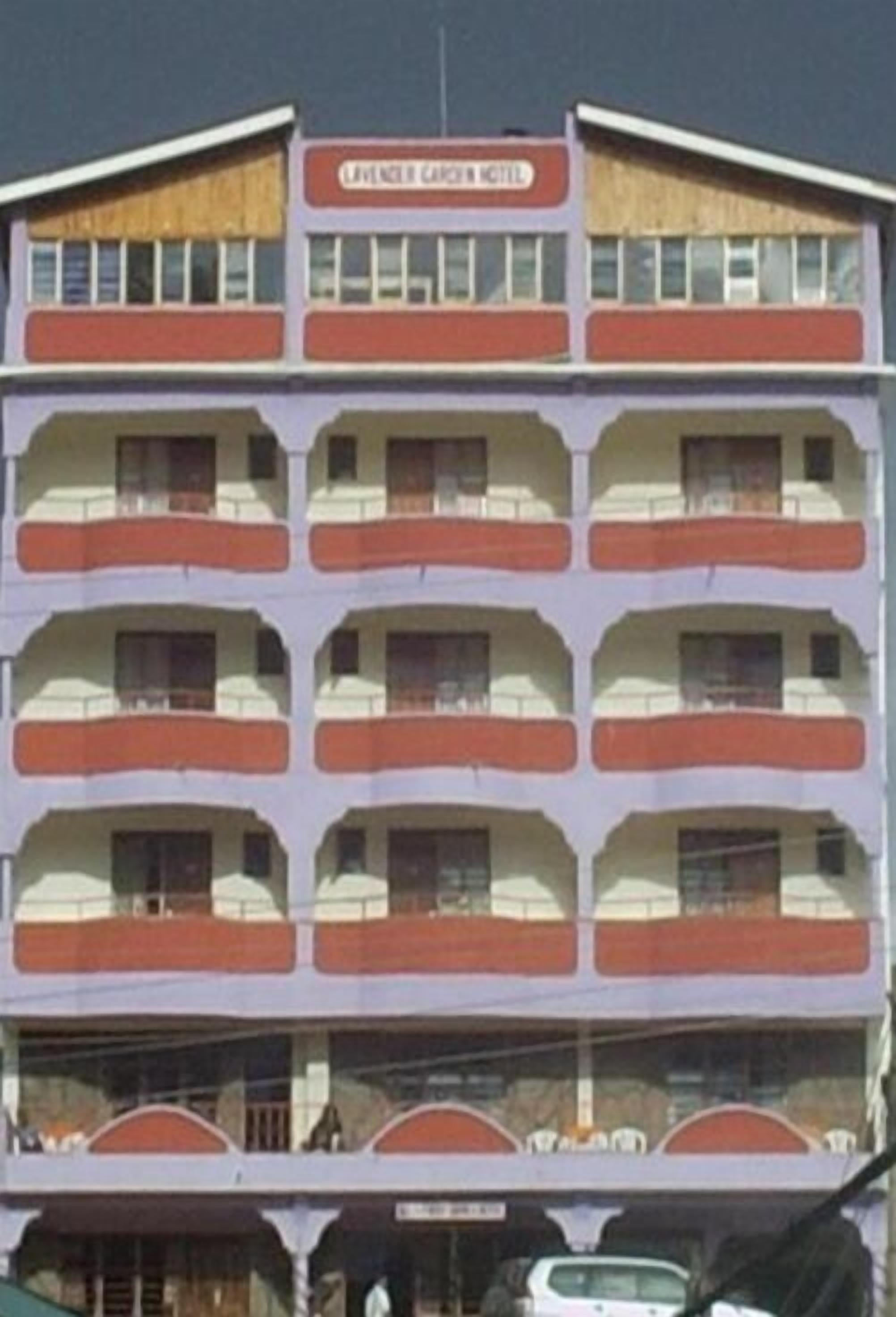 Un immeuble à plusieurs étages sur lequel on peut lire l’inscription : « Lavender Canyon Motel ».
