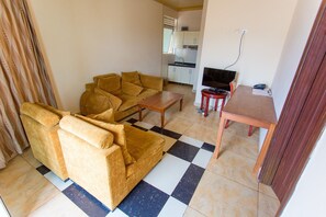 Leilighet, 2 soverom | Oppholdsområde | TV