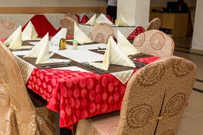 Bao gồm bữa sáng đặc sản địa phương hàng ngày 