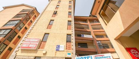 Vista frontal de la propiedad