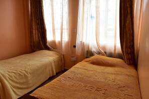 Standaard kamer, 1 twee- of 2 eenpersoonsbedden | Een bureau