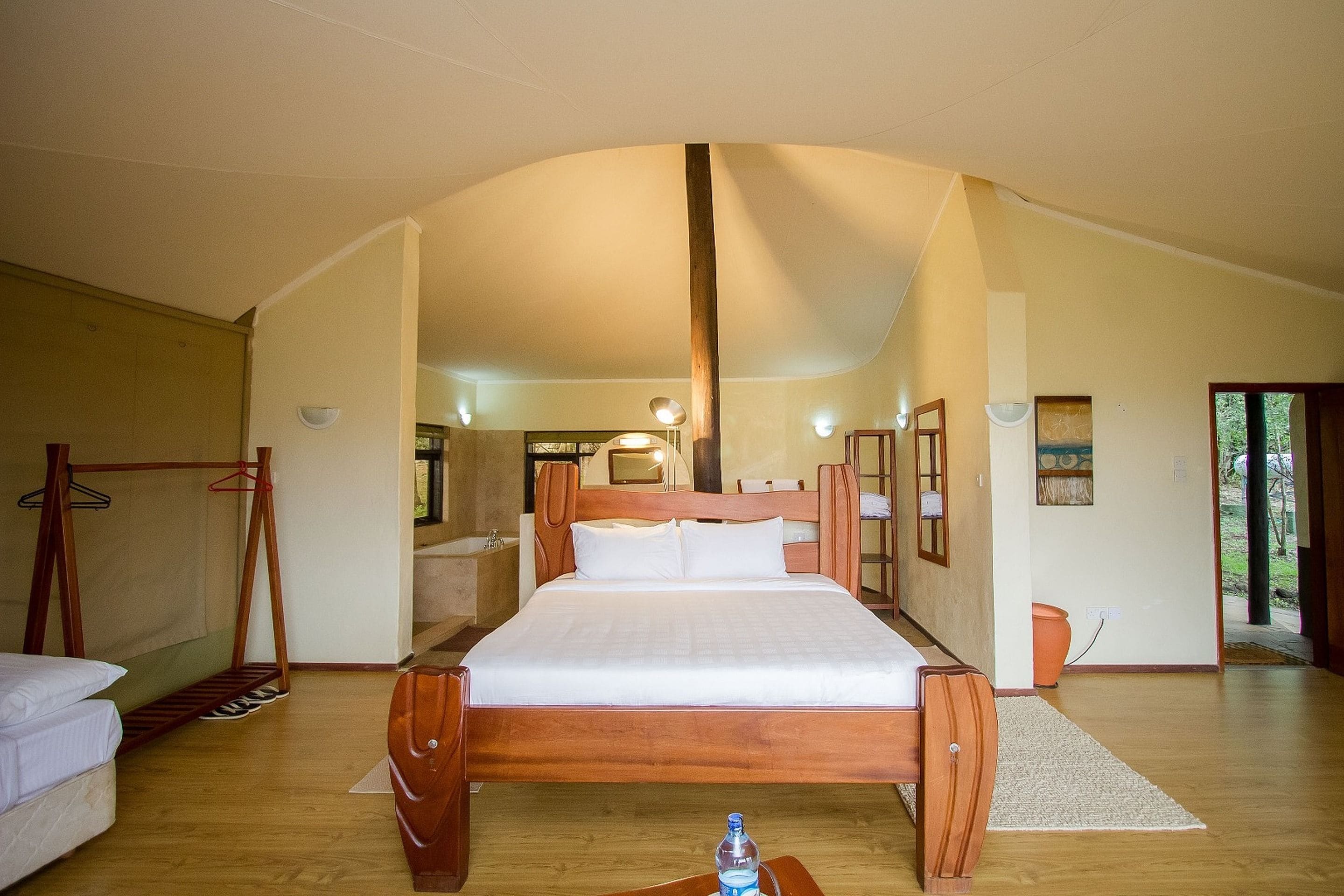 Cottage | Minibar, desk