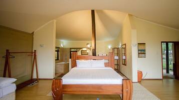 Cottage | Minibar, desk