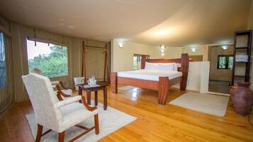 Cottage | Minibar, desk
