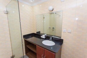 Shower, rainfall showerhead, free toiletries, towels - The Country Inn Hotel (Kigali)