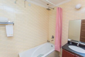 Shower, rainfall showerhead, free toiletries, towels - The Country Inn Hotel (Kigali)