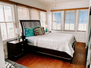 House, 2 Bedrooms (Blue Moon Bungalow) | Free WiFi, bed sheets - Blue Moon Guest House and Saloon (Lafayette)