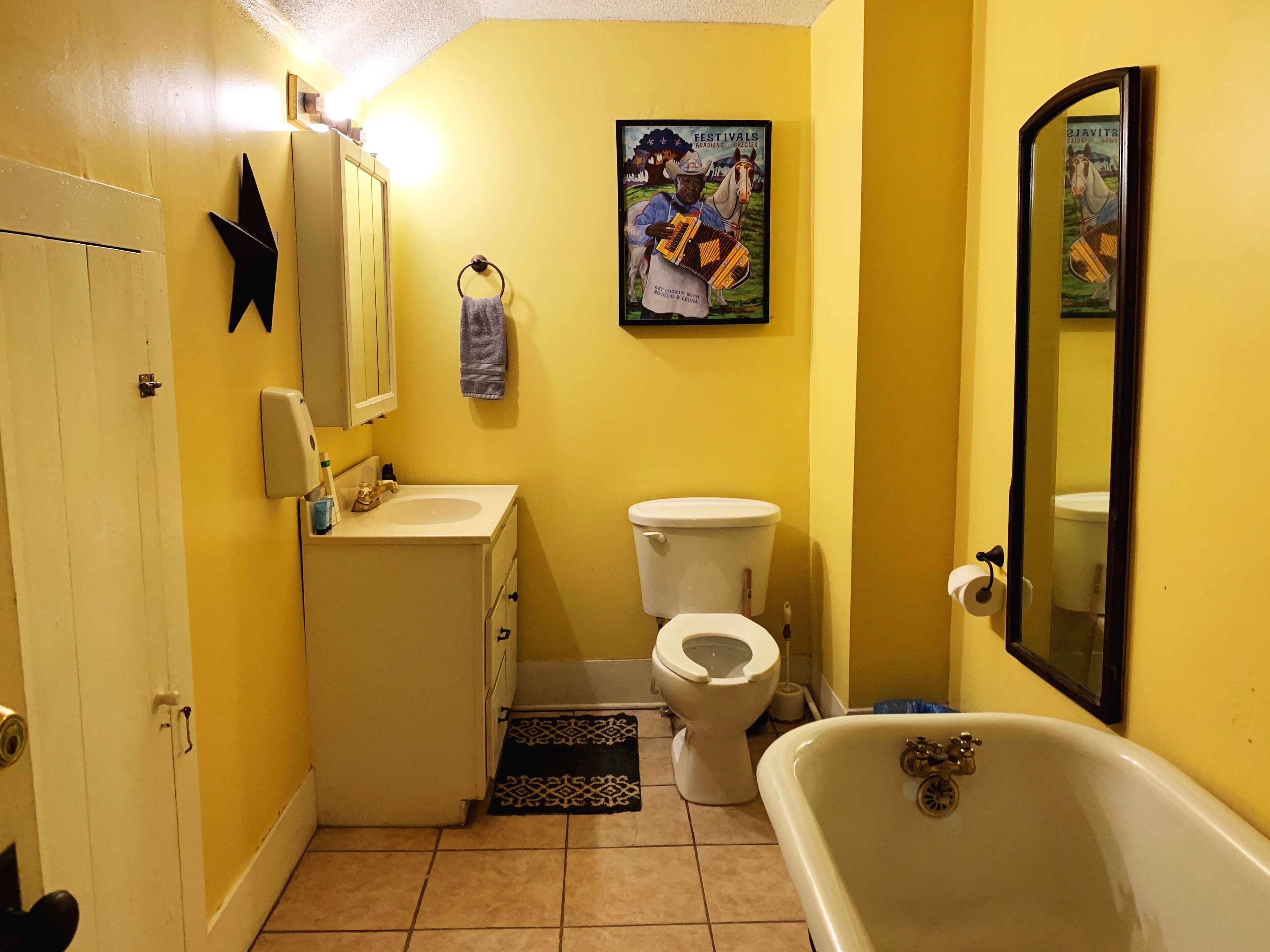 A bathroom with a toilet, sink, and bathtub.