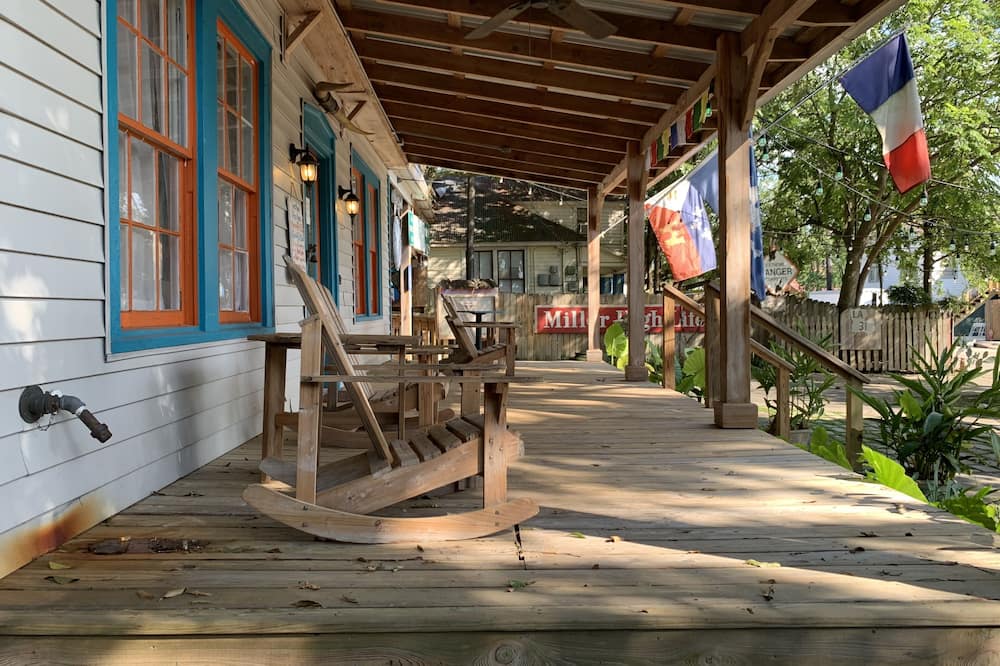 Blue Moon Guest House and Saloon