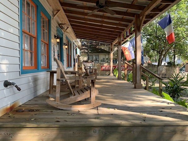 Porch - Blue Moon Guest House and Saloon (Lafayette)