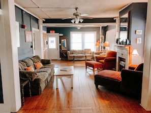 Living area - Blue Moon Guest House and Saloon (Lafayette)