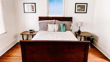 House, 2 Bedrooms (Blue Moon Bungalow) | Free WiFi, bed sheets