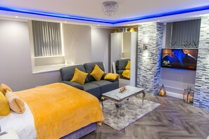 Deluxe Suite, Ensuite (Flat 2) | Lounge - Meridian Serviced Apartments (Bradford)