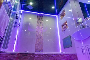 Studio, Hot Tub | Bathroom - Meridian Serviced Apartments (Bradford)